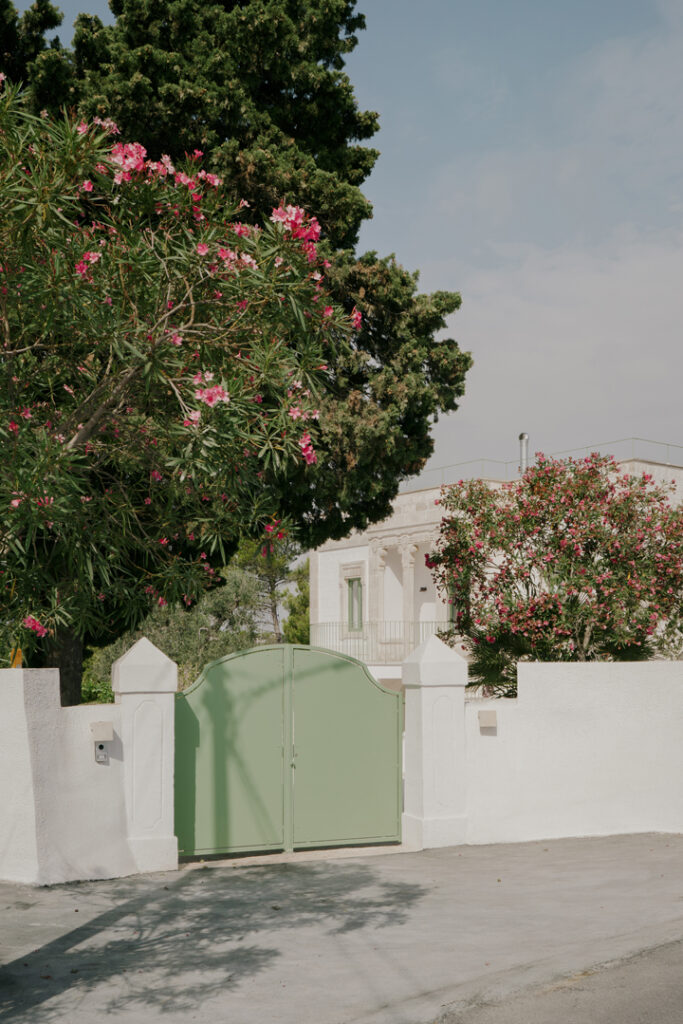 Villa HA ingresso cancello verde su misura architettura interior design Ostuni - Studio archRodio