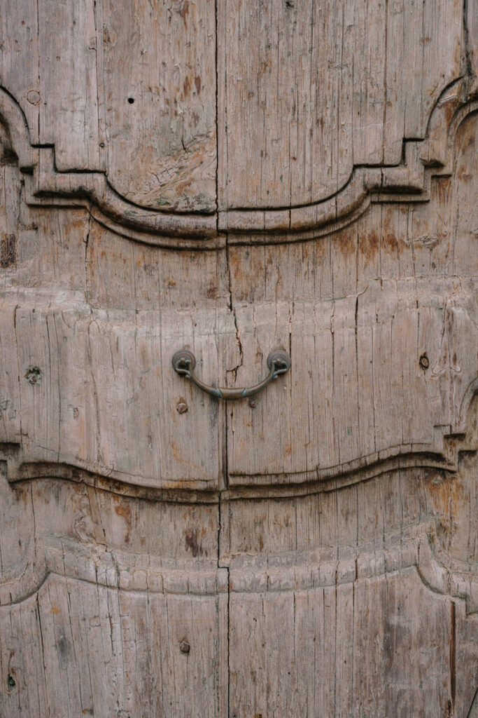 Museo delle civiltà preclassiche portone legno antico interior design Ostuni - Studio archRodio