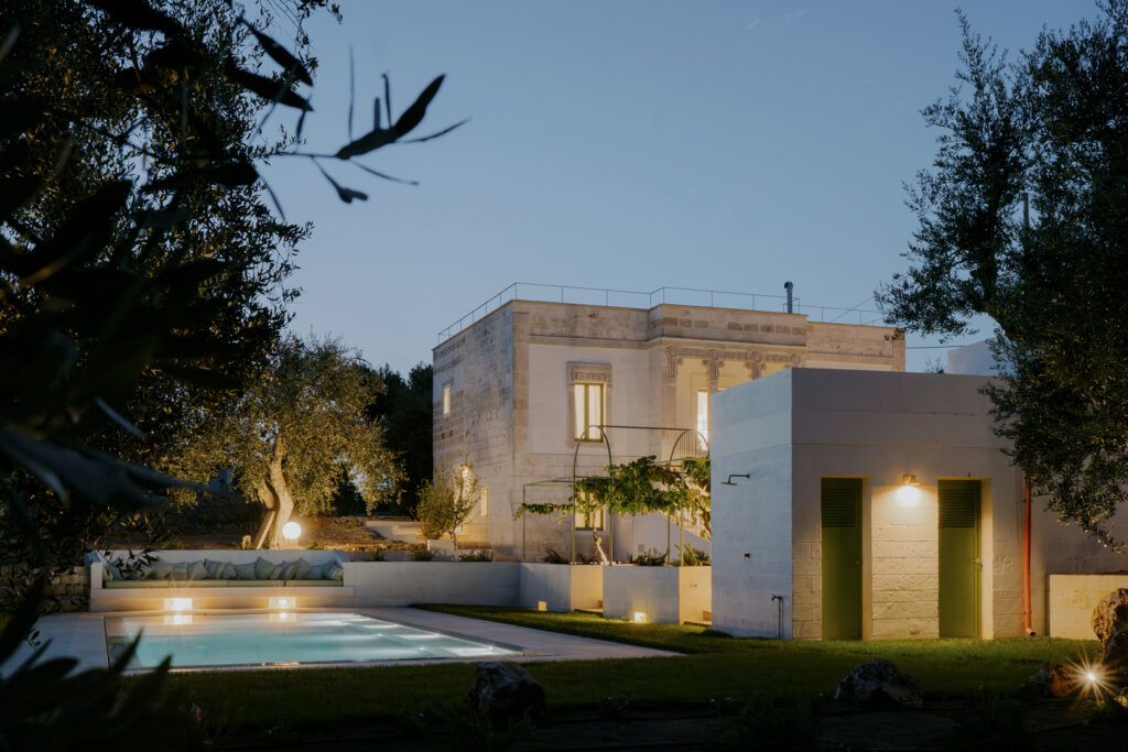 Villa HA piscina sfioro cuscini panca acqua giardino olivi vista notturna illuminazione architettura interior design Ostuni - Studio archRodio