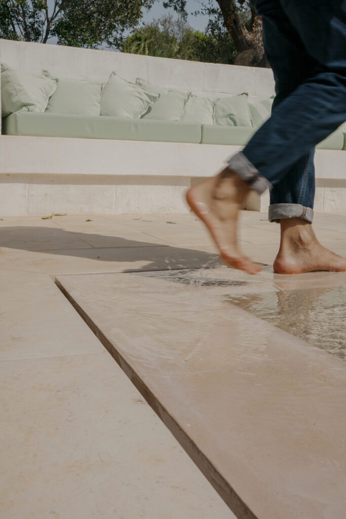Villa HA dettaglio piscina sfioro cuscini panca acqua architettura interior design Ostuni - Studio archRodio