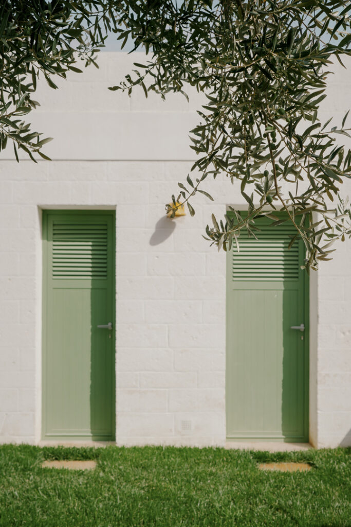 Villa HA prospetto infissi verde vano tecnico bagno architettura interior design Ostuni - Studio archRodio
