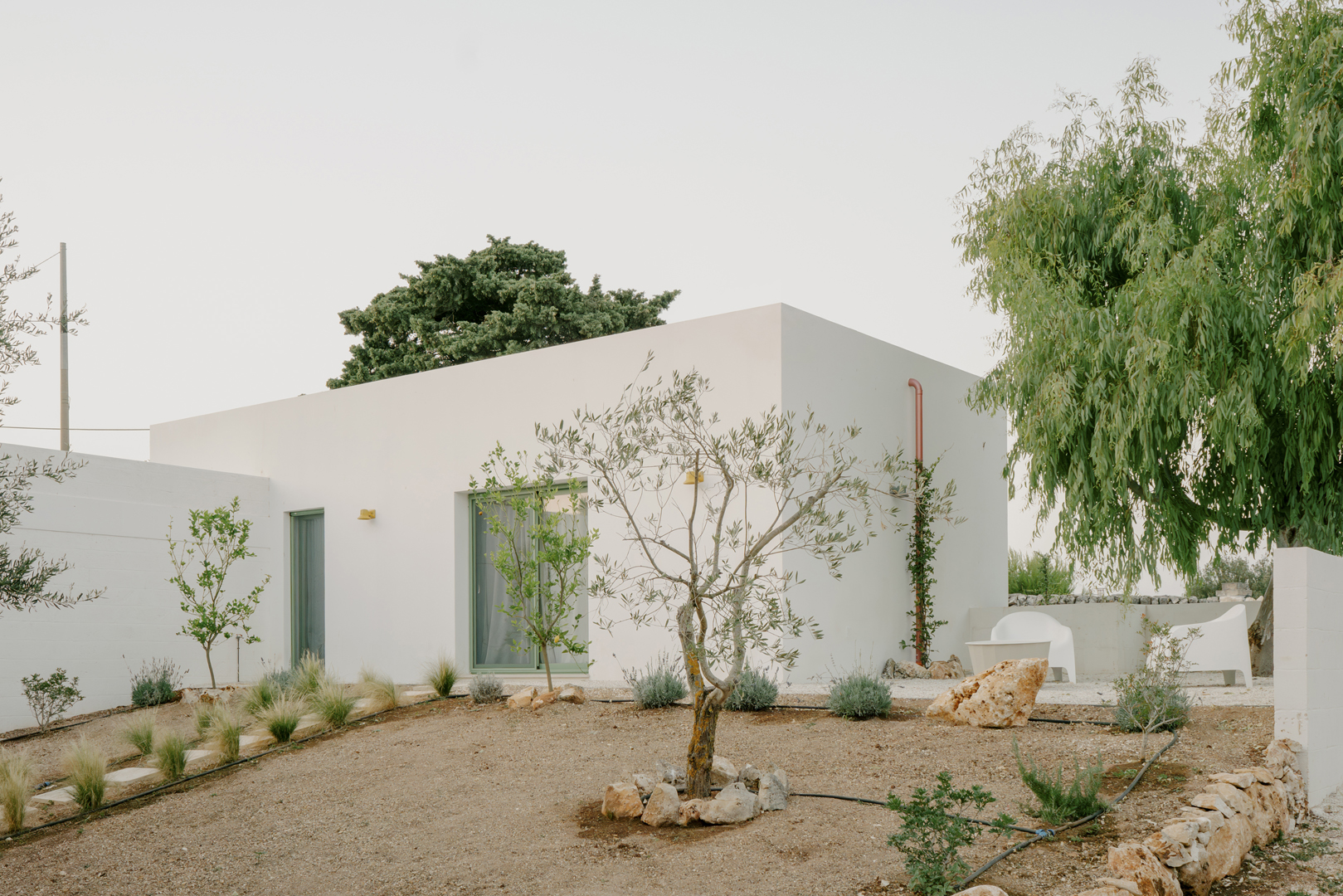 Casa WO prospetto e giardino giorno Ostuni - Studio archRodio