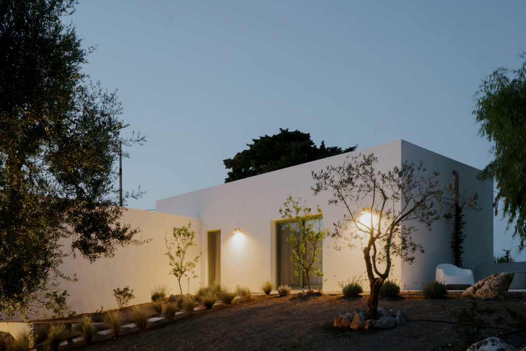Casa WO prospetto e giardino notturno Ostuni - Studio archRodio