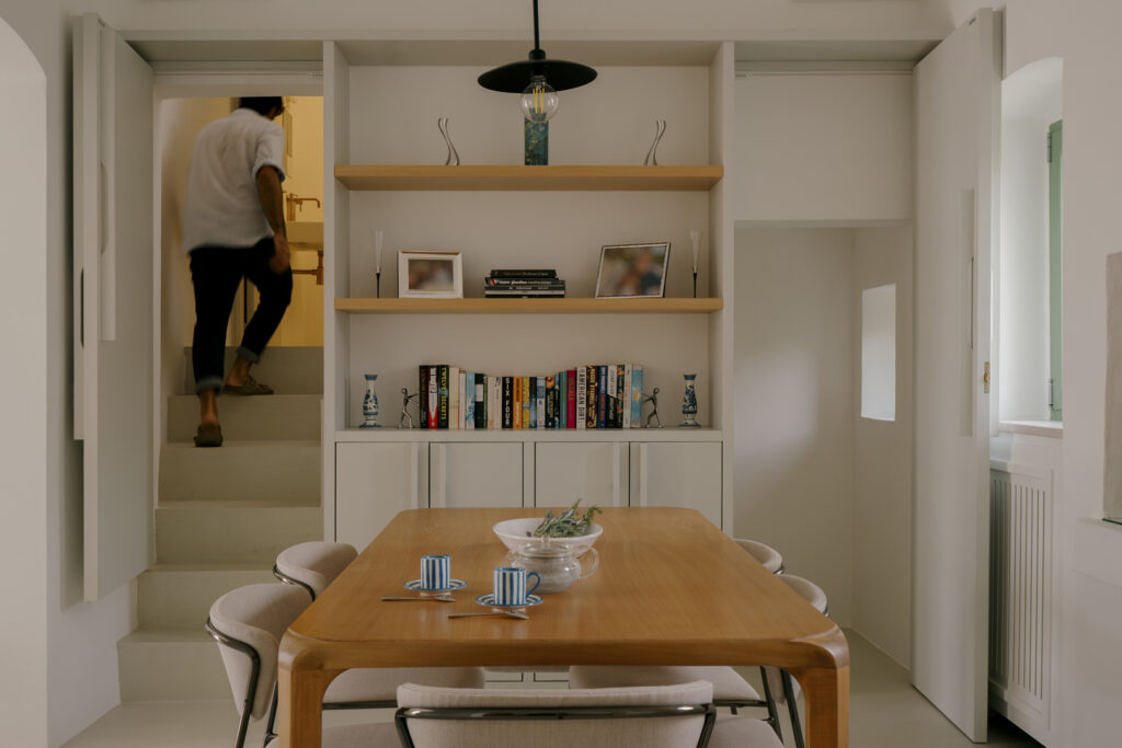 Villa HA pranzo tavolo sedie credenza falegnameria su misura architettura interior design Ostuni - Studio archRodio