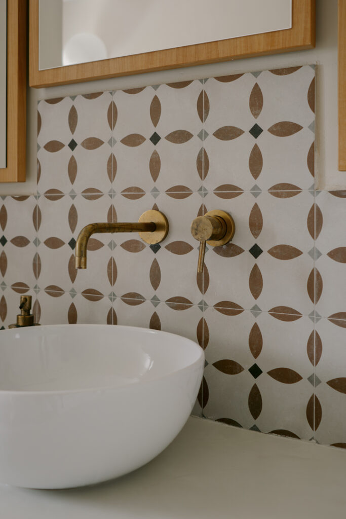 Villa HA dettaglio rubinetteria specchio ceramiche lavabo su misura architettura interior design Ostuni - Studio archRodio