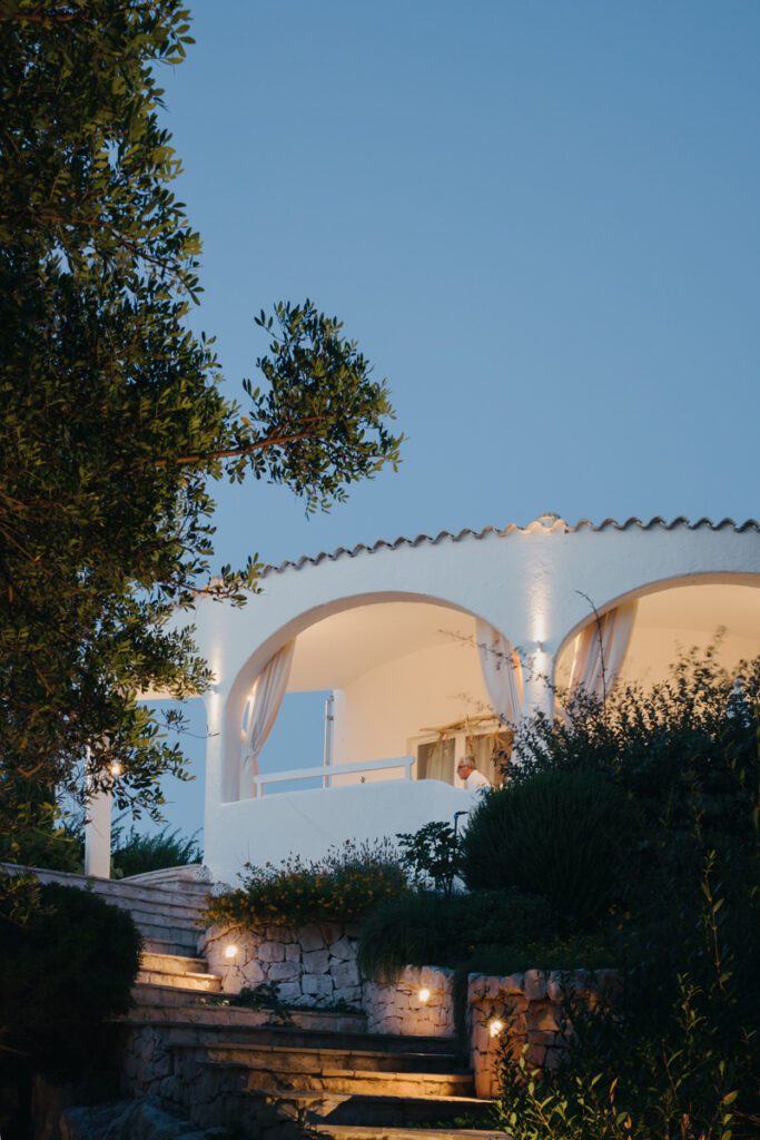 Villa M illuminazione notturna archi scala interior design Rosa Marina Ostuni - Studio archRodio