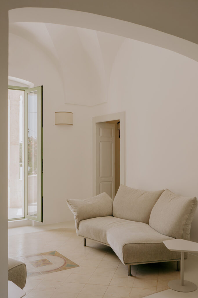 Villa HA dettaglio luce pavimenti resina divani edra architettura interior design Ostuni - Studio archRodio