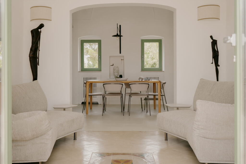 Villa HA dettaglio luce pavimenti resina tavoli sedie statue bronzo divani edra architettura interior design Ostuni - Studio archRodio