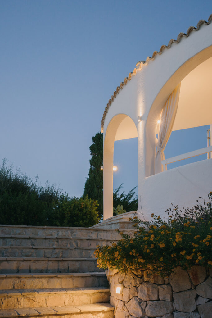 Villa M illuminazione notturna archi scala interior design Rosa Marina Ostuni - Studio archRodio