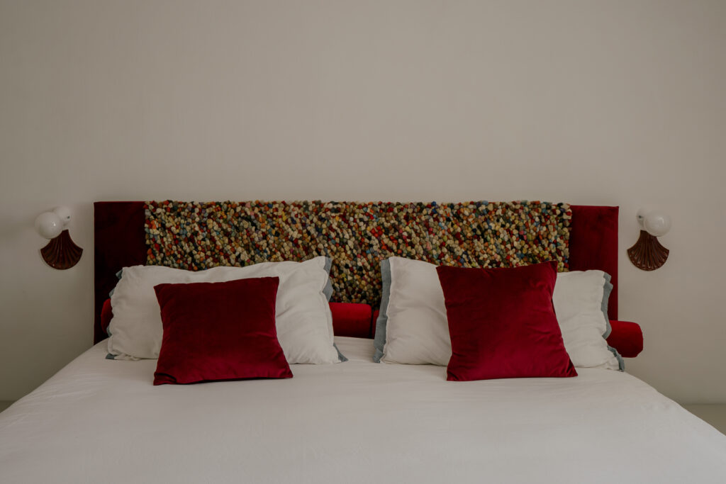 Villa HA dettaglio tessuti luci ceramiche camera da letto su misura rosso architettura interior design Ostuni - Studio archRodio
