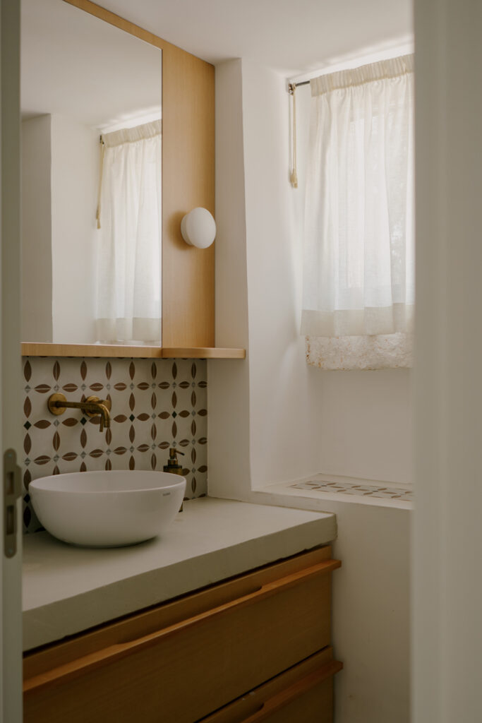 Villa HA dettaglio rubinetterie ceramiche specchio luci architettura interior design Ostuni - Studio archRodio