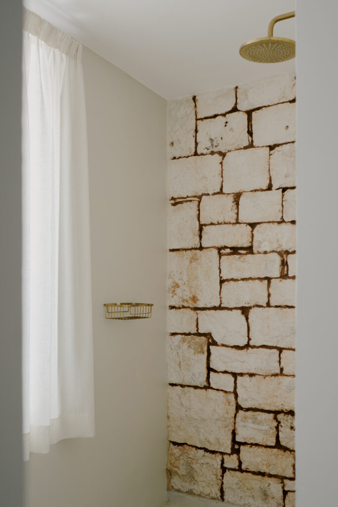Villa HA dettaglio pietra a vista doccia architettura interior design Ostuni - Studio archRodio