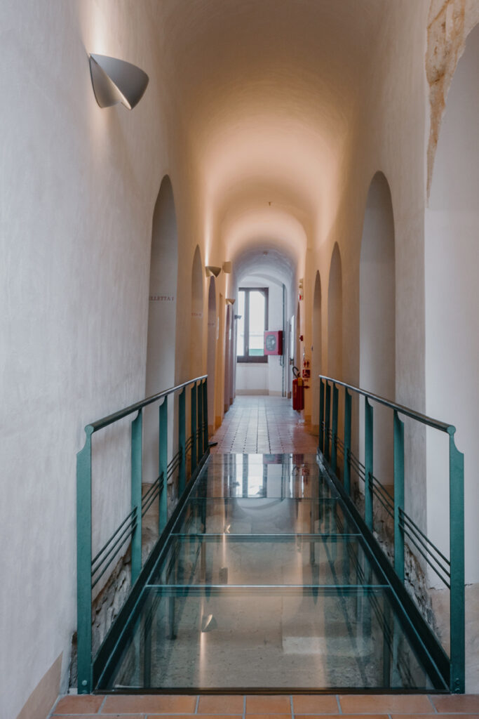 Museo delle civiltà preclassiche passerella vetro ferro archi interior design Ostuni - Studio archRodio