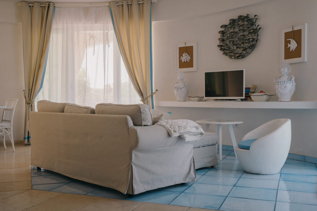 Villa M soggiorno arredi interior design Rosa Marina Ostuni - Studio archRodio
