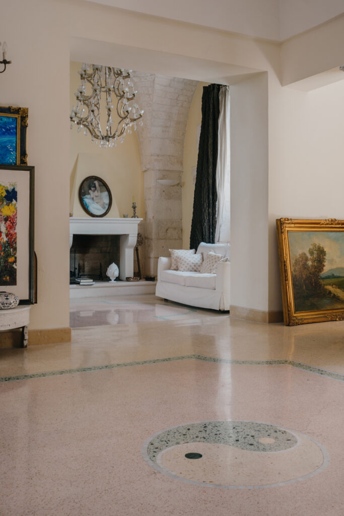 Palazzo TD soggiorno camino arredo volte a stella pietra pavimentazione granigliato interior design architettura Ostuni - Studio archRodio