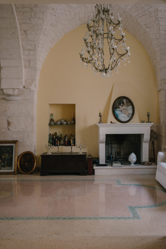 Palazzo TD soggiorno camino arredo volte a stella pietra interior design architettura Ostuni - Studio archRodio