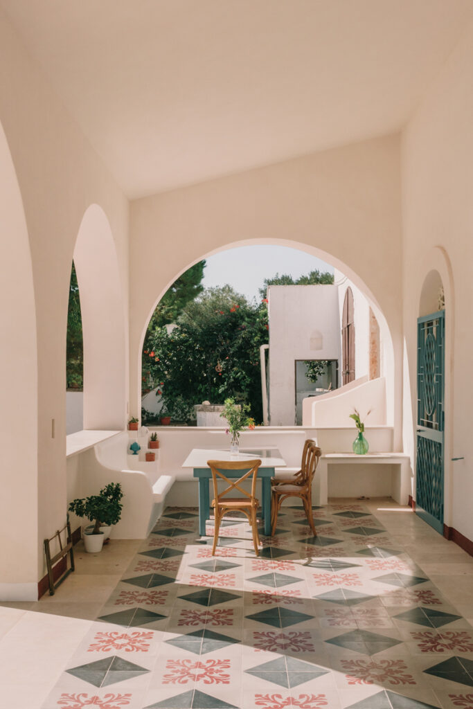 Masseria Cantrapa veranda spazio esterno cementine colore grate ferro archi interior design architettura Ostuni - Studio archRodio