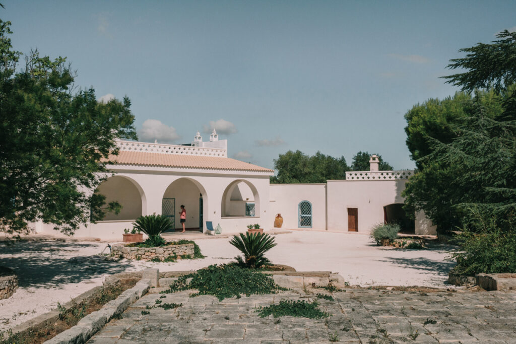 Masseria Cantrapa aia pietra piazzale spazio esterno archi veranda interior design architettura Ostuni - Studio archRodio