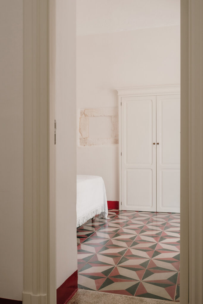 Masseria Cantrapa soggiorno cementine colore interior design architettura Ostuni - Studio archRodio