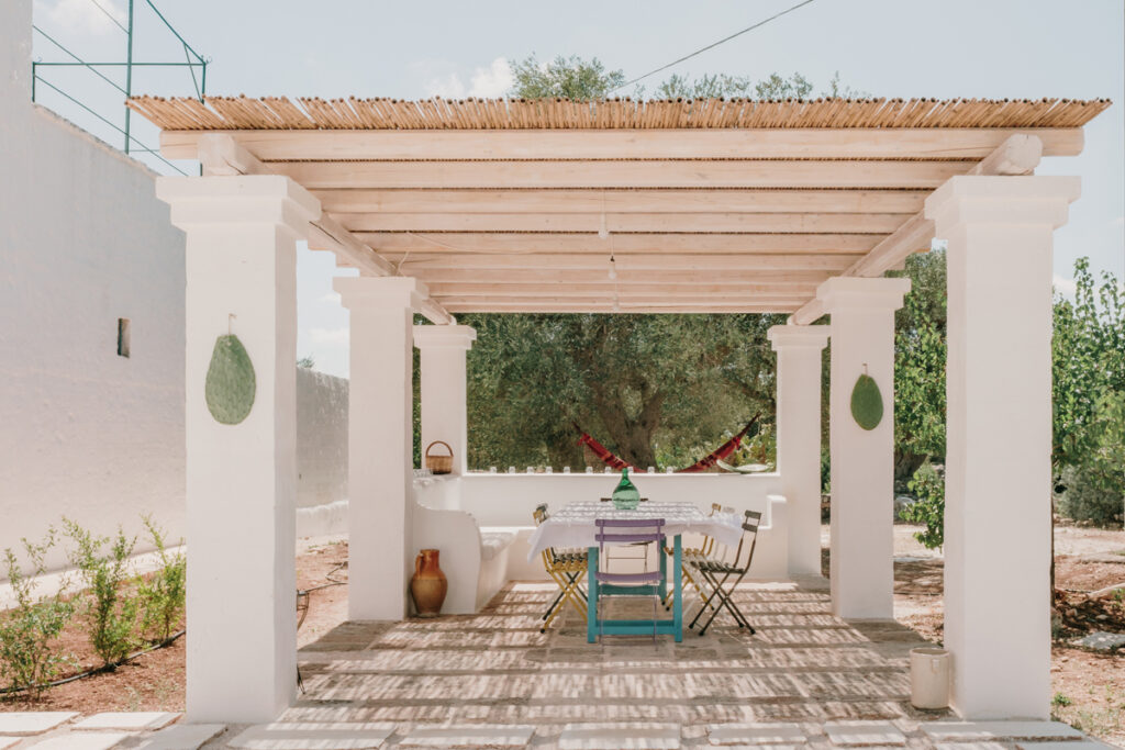 Masseria Cantrapa giardino tettoia luce ombra panca calce interior design architettura Ostuni - Studio archRodio