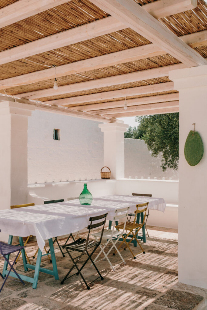 Masseria Cantrapa giardino tettoia luce ombra panca calce interior design architettura Ostuni - Studio archRodio