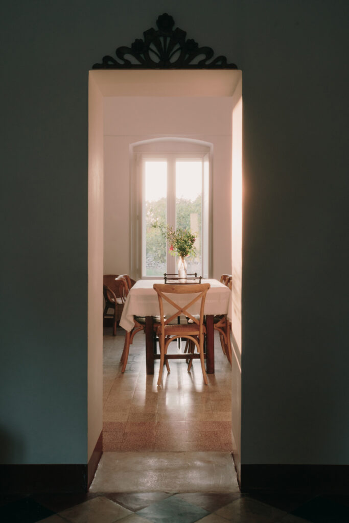 Masseria Cantrapa pranzo luce arredo interior design architettura Ostuni - Studio archRodio