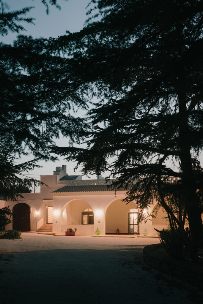 Masseria Cantrapa facciata illuminazione notturna piazzale tramonto interior design architettura Ostuni - Studio archRodio